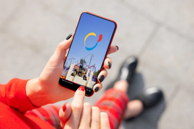Una persona sostiene un smartphone con la interfaz de TikTok Shop en pantalla, representando la facilidad de llegar a clientes sin pagar anuncios.